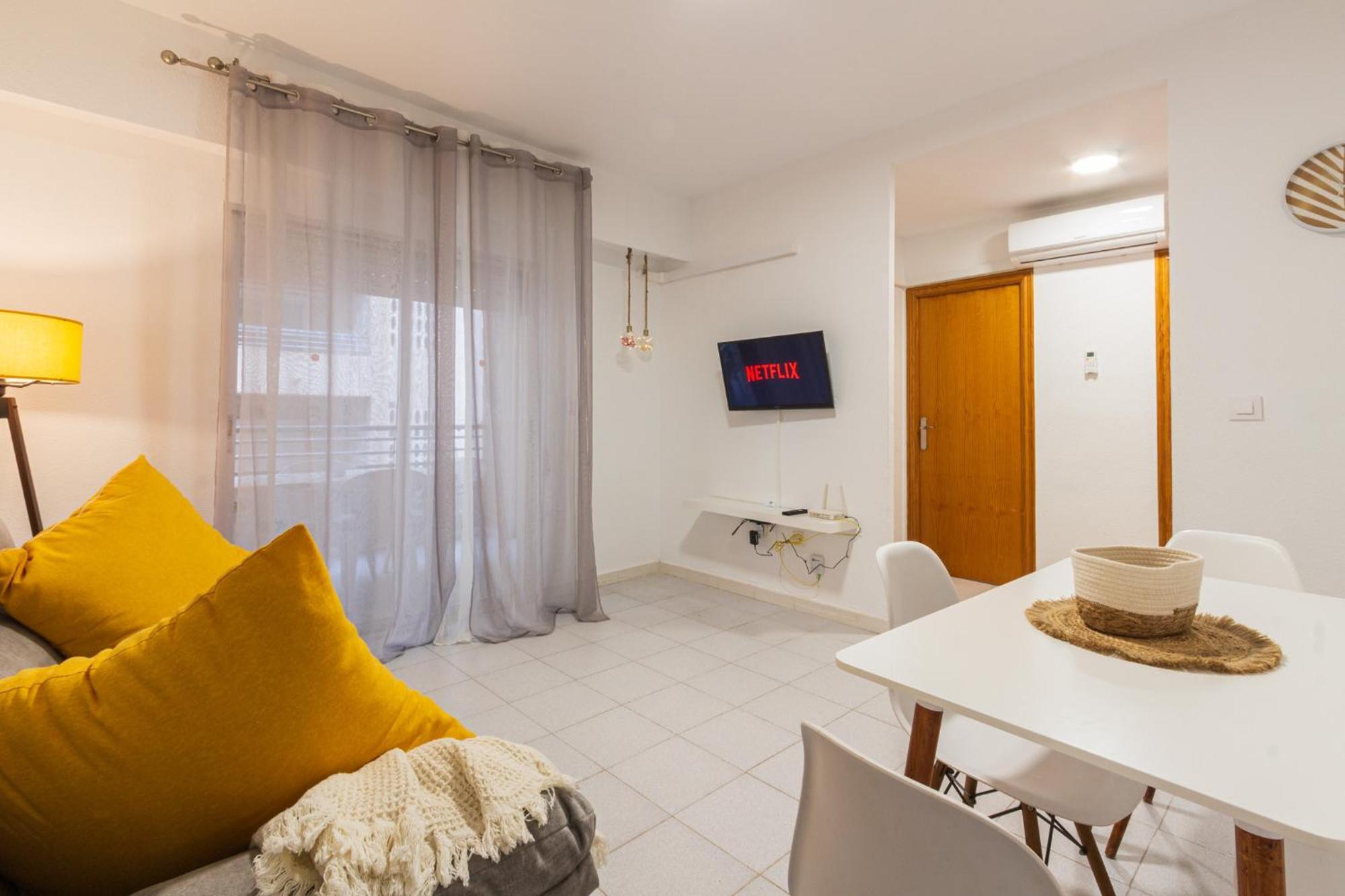 Menabrea Holiday House Near The Beach And Airport Санта Пола Экстерьер фото